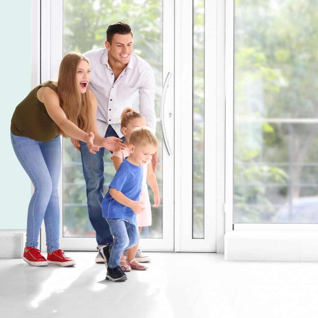 familia-chegando-no-imovel-limpo-apos-obra