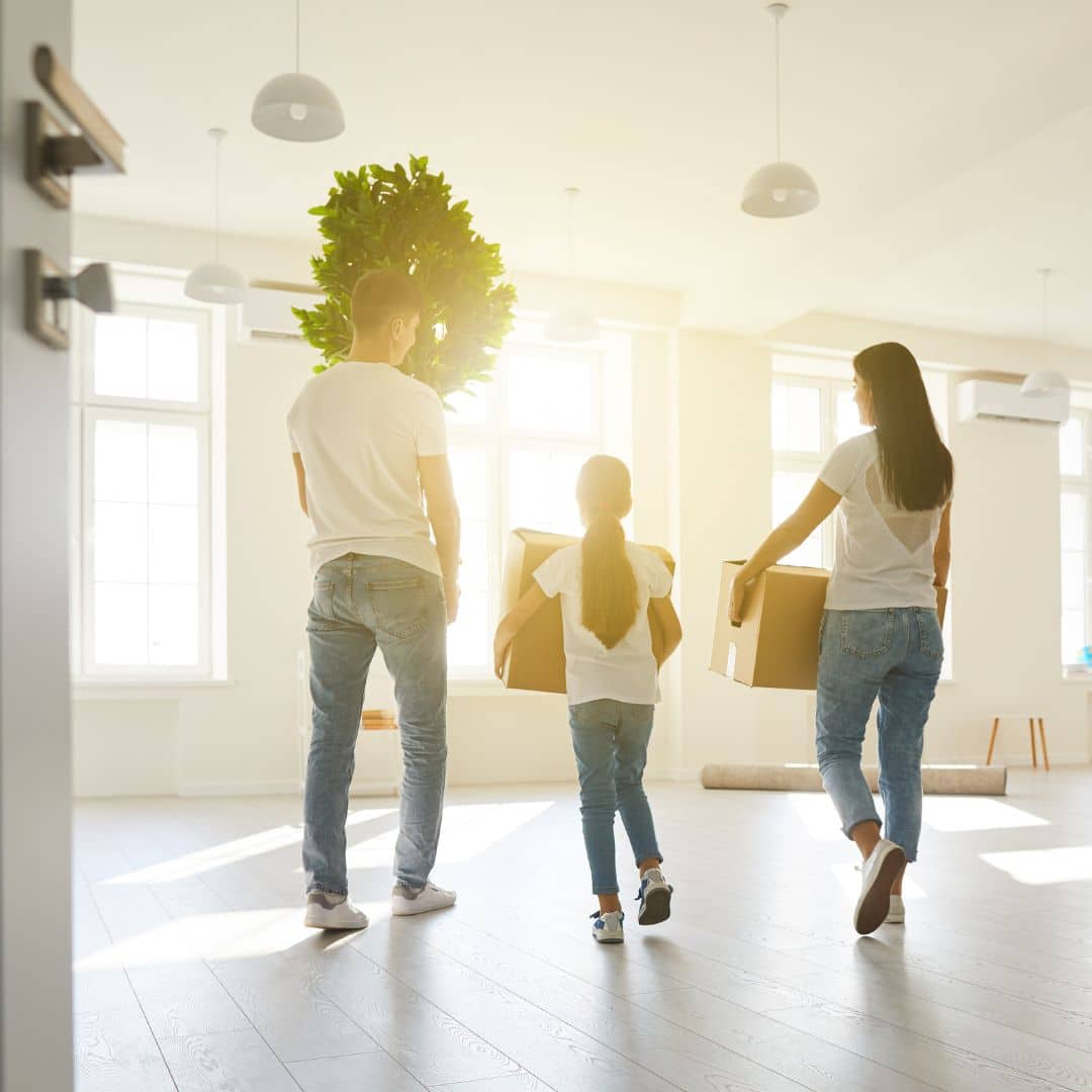 familia-mudando-se-para-casa-apos-limpeza-pos-obra