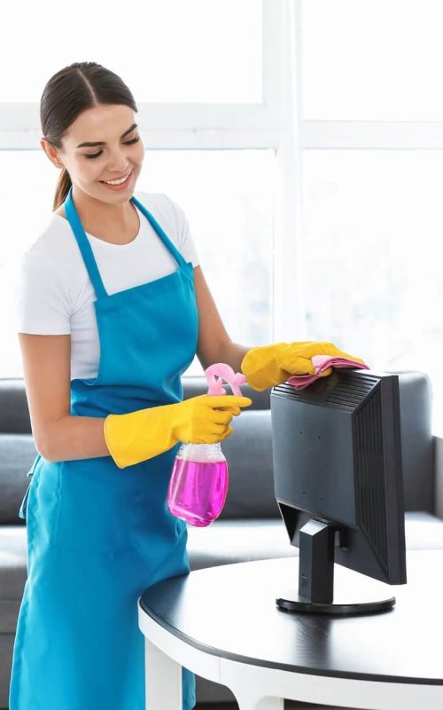 profissional-de-limpeza-limpando-monitor-em-escritorio-corporativo